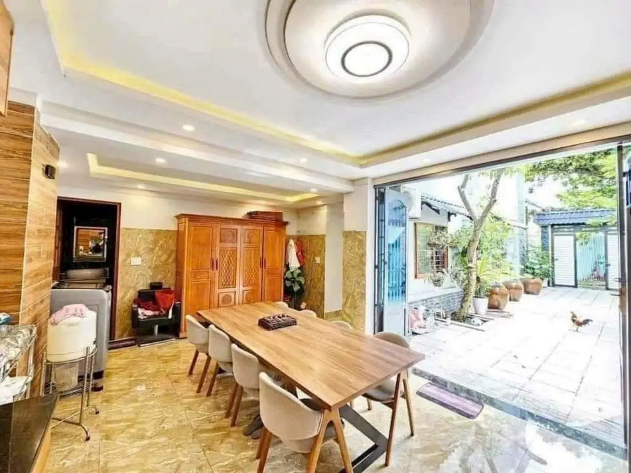 Cần bán căn nhà vườn mái thái sổ riêng ngay ngã tư Nguyễn Khuyến giá rẻ 8x17m. Nhà mới bao đẹp