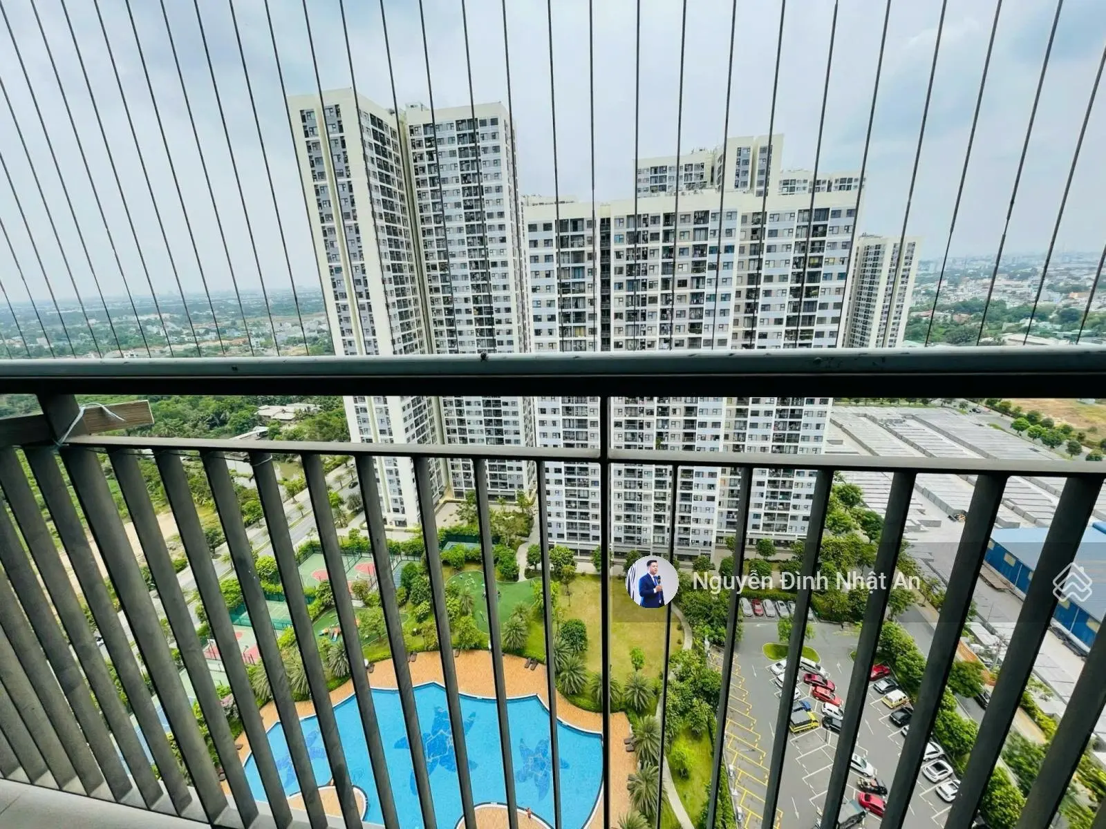 Bán ăn hộ 2PN 59m2 sẵn sổ - Tặng nội thất - giá tốt - view hồ bơi & công viên - Xem nhà 24/7