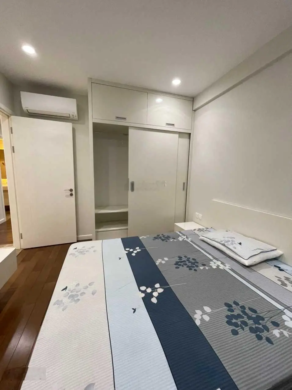 Bán 3 phòng ngủ đẹp, ban công ĐN view hồ không chắn view! Vinhomes D'Capitale Trần Duy Hưng