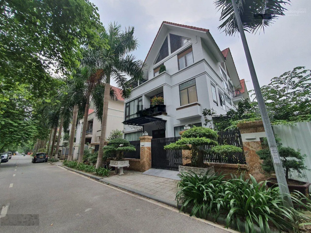 Bán biệt thự lô góc khép kín Đường Tố Hữu, 240m2 3 tầng, Gần Hồ, 9m mặt tiền
