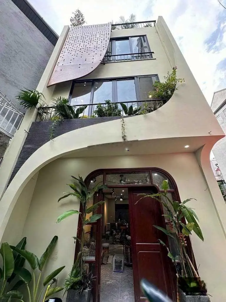 Khẳng định nhà thiết kế cực hiện đại, đẹp, dân thiết kế xây cực kỳ chắc chắn ạ! Ko có căn thứ2.7T