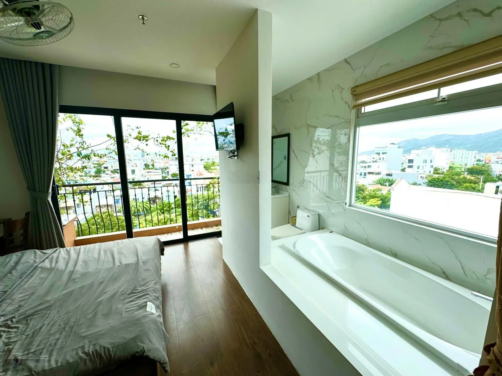 Bán toà căn hộ view biển Sơn Trà 7 tầng 1 tum, DT tốt 100tr/tháng - thiết kế hiện đại - đầy đủ PCCC
