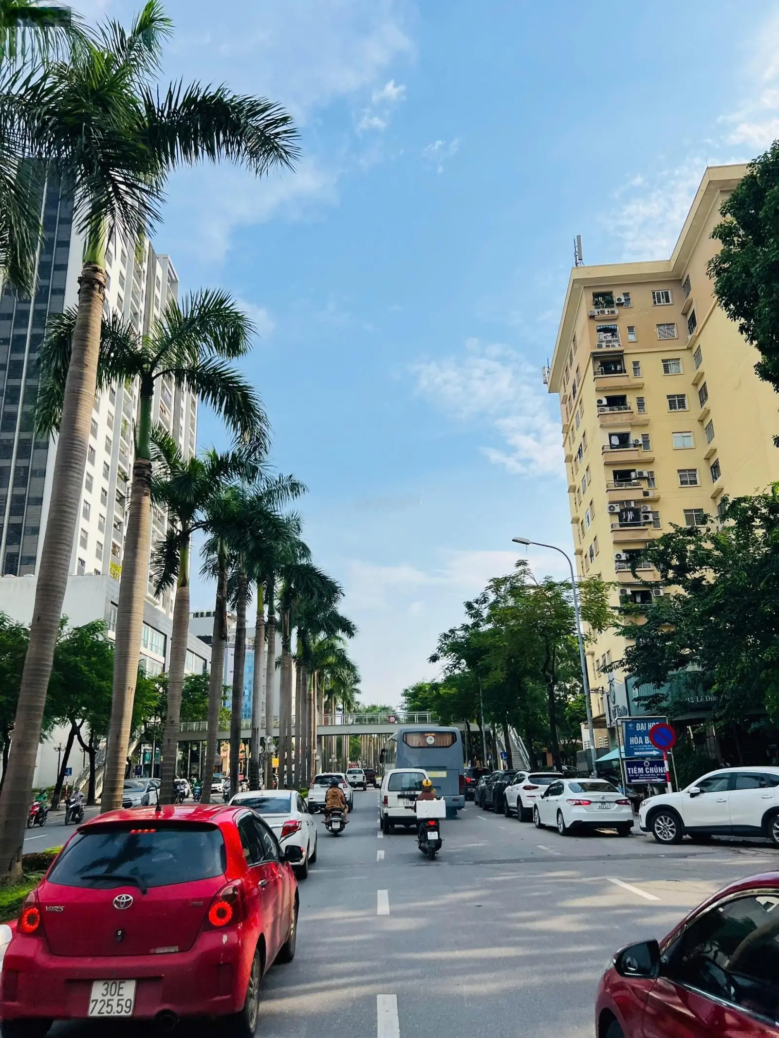 CC bán tòa nhà văn phòng trung tâm Quận Cầu Giấy, đang cho thuê 389,6tr/th. Lô góc.S270m2 MT20m, 8T