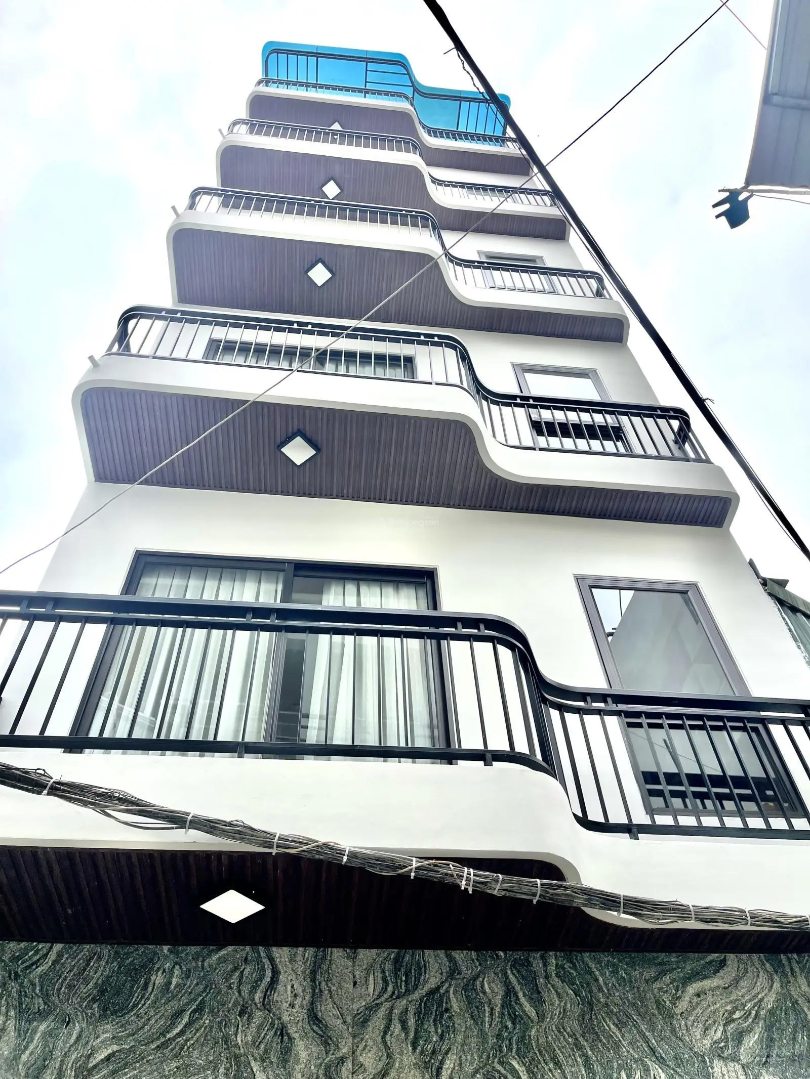 Bán nhà Cổ Linh hơn 10 tỷ - 6 tầng - full nội thất - thang máy gara ô tô pháp lý chuẩn, sổ vuông
