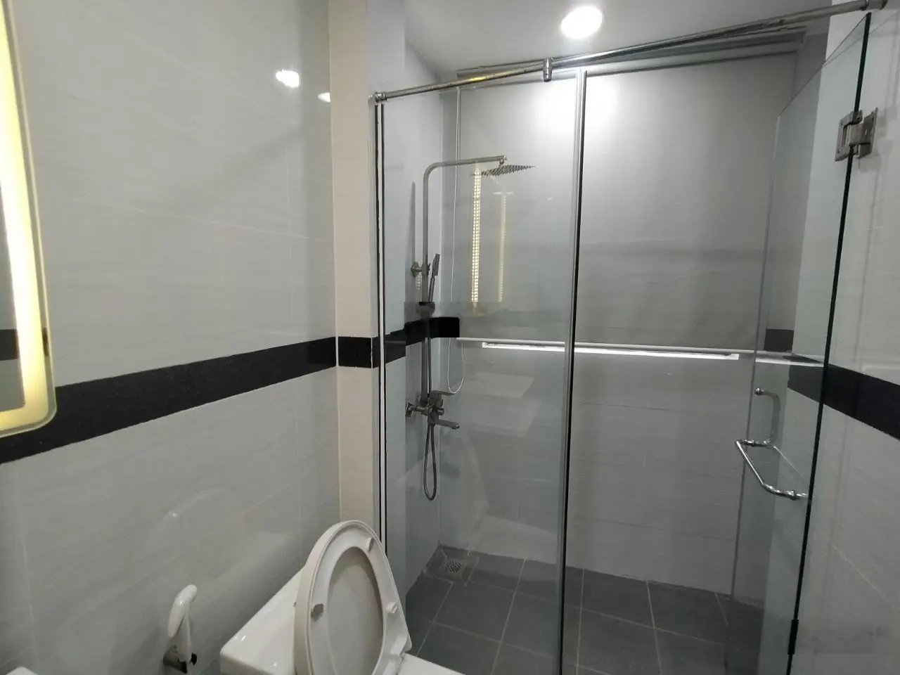 Chỉ 6,9 tỷ - chủ định cư cần bán gấp nhà 4 tầng CMT8 Phường 5 Tân Bình 5PN 4WC đường 4m giáp Q10, 3