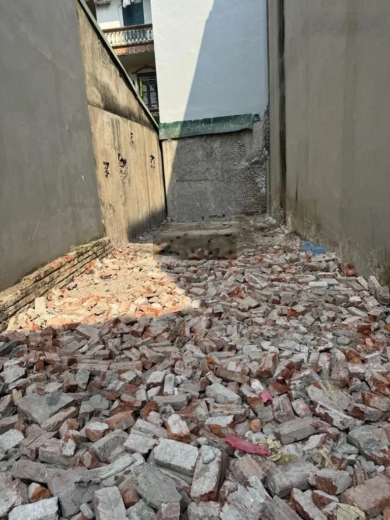 Bán nhanh 50m2 đất Cổ Nhuế, Bắc Từ Liêm, cách ô tô 30m, giá: 125tr/m2. LH: 0968 371 ***