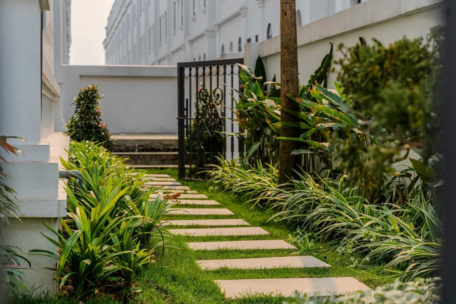 Em Huy cần bán gấp lô biệt thự sát góc P01 diện tích 169m2 3 tầng 1 tum cực đẹp ở Solasta Mansion