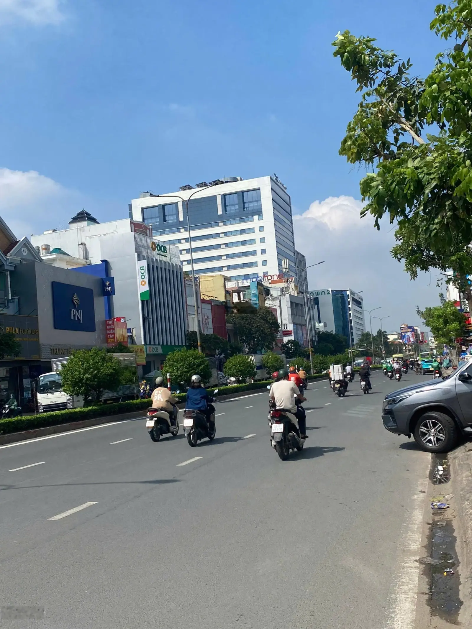 Bán nhà mặt tiền Lạc Long Quân,DT: 4 x 13m , giá chỉ 13,5 tỷ TL
