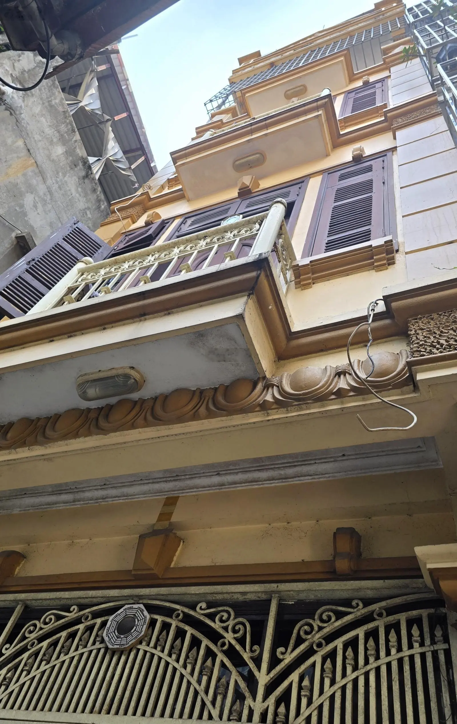 Nhà 69 m2, 4 tầng, ô tô đỗ cổng, ngõ thông phố Hồng Mai, Bạch Mai
