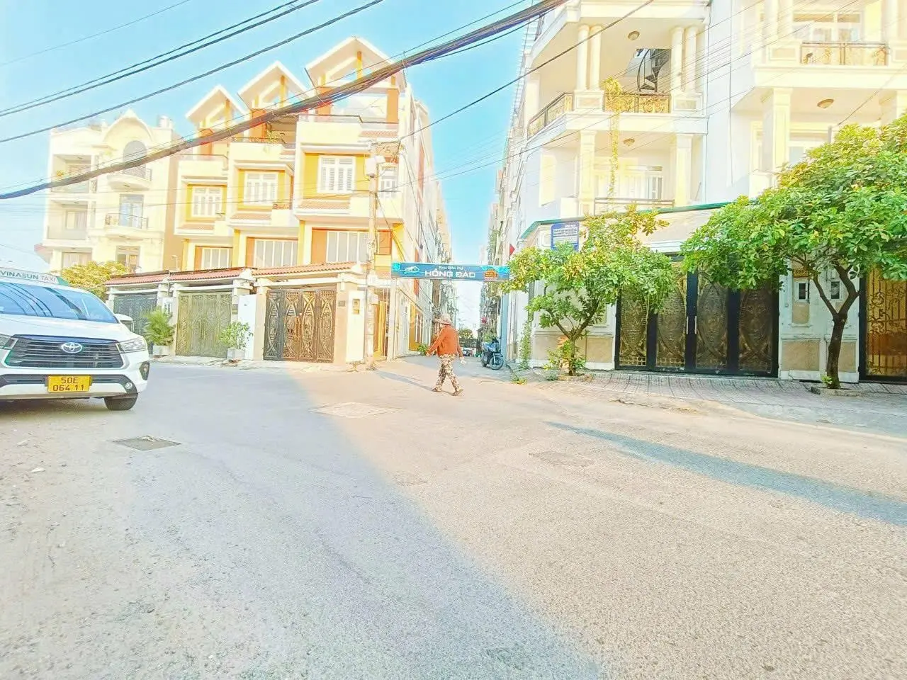 khu nhà ở Cao cấp 4 Lầu- Sát ngay Quốc Lộ 13- đối diện Với khu Đô Thị vạn Phúc