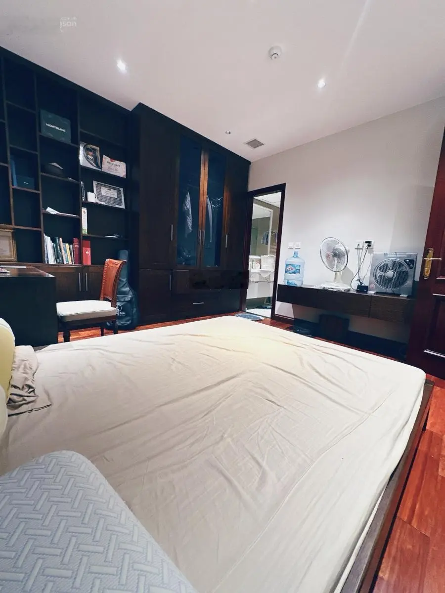 Bán gấp Biệt thự sân vườn Dịch Vọng, 271m2 nhỉnh 60 tỷ, hầm để xe, ô tô tránh.