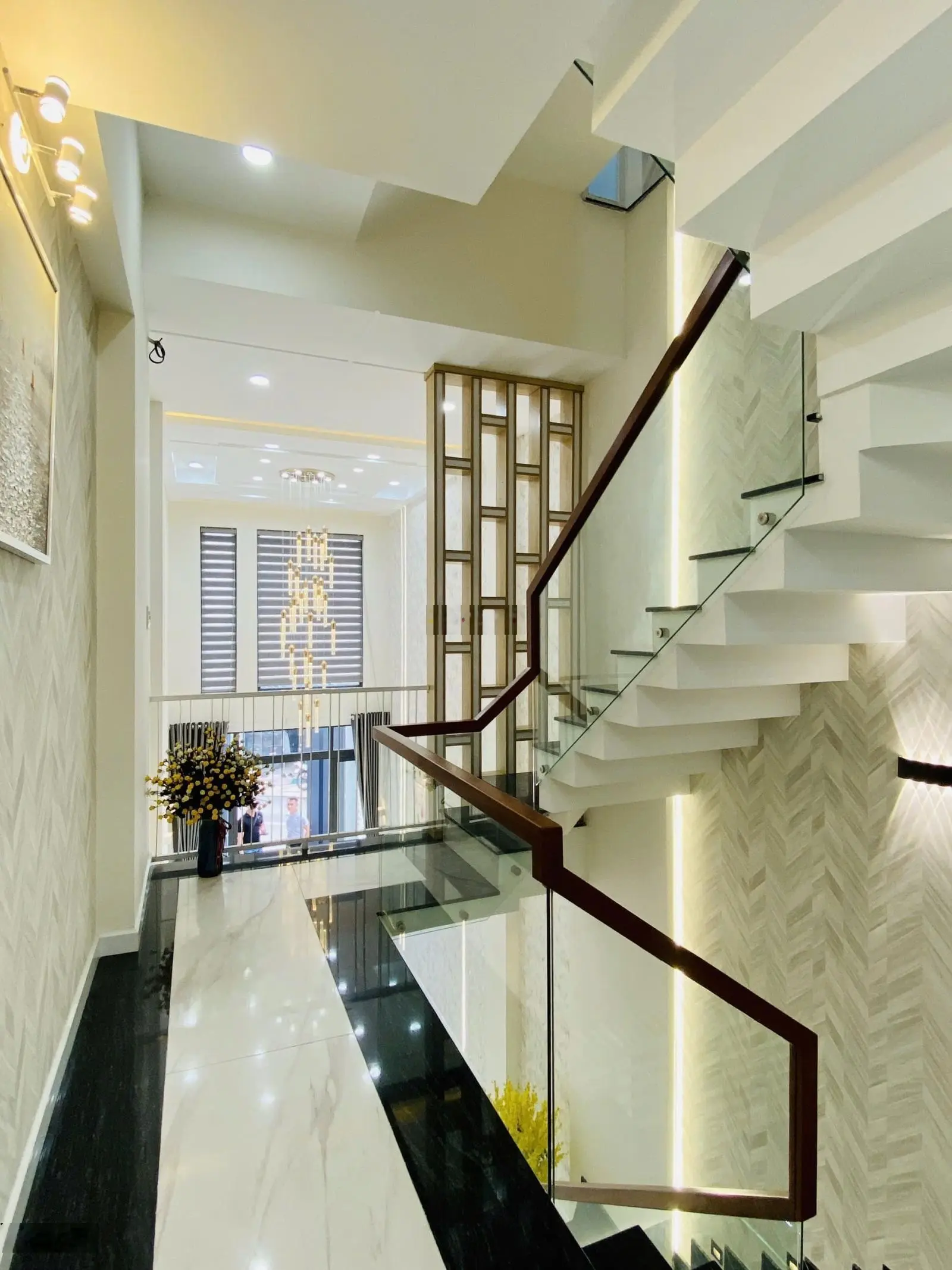 Bán Nhà Mặt Tiền Kinh Doanh giá như trong hẻm Nguyễn Duy Cung P12 Full nội thất 4tầng 5pn 6wc
