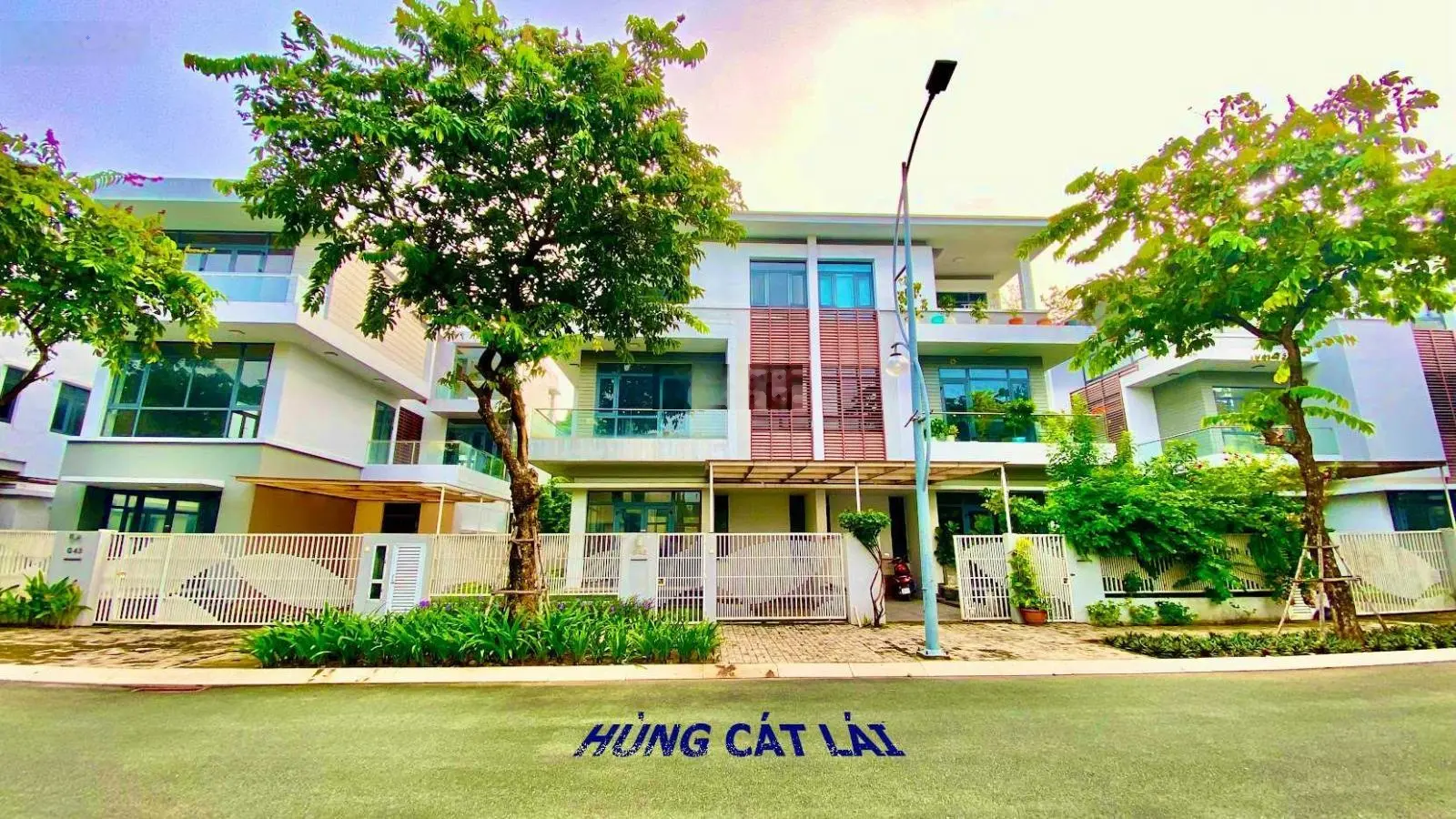 Cực sốc, bán biệt thự Phố Đông Village, DT 230m2, 1 trệt 2 lầu, nhà hoàn thiện giá chỉ 21 tỷ, SHR