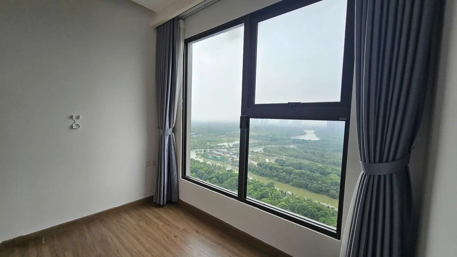 Bán căn hộ Sky Oasis 3 phòng ngủ, ban công Đông Nam, có sổ đỏ giá tốt tại Ecopark