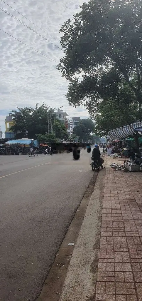 Bán nhà mặt tiền chợ Tân Phú