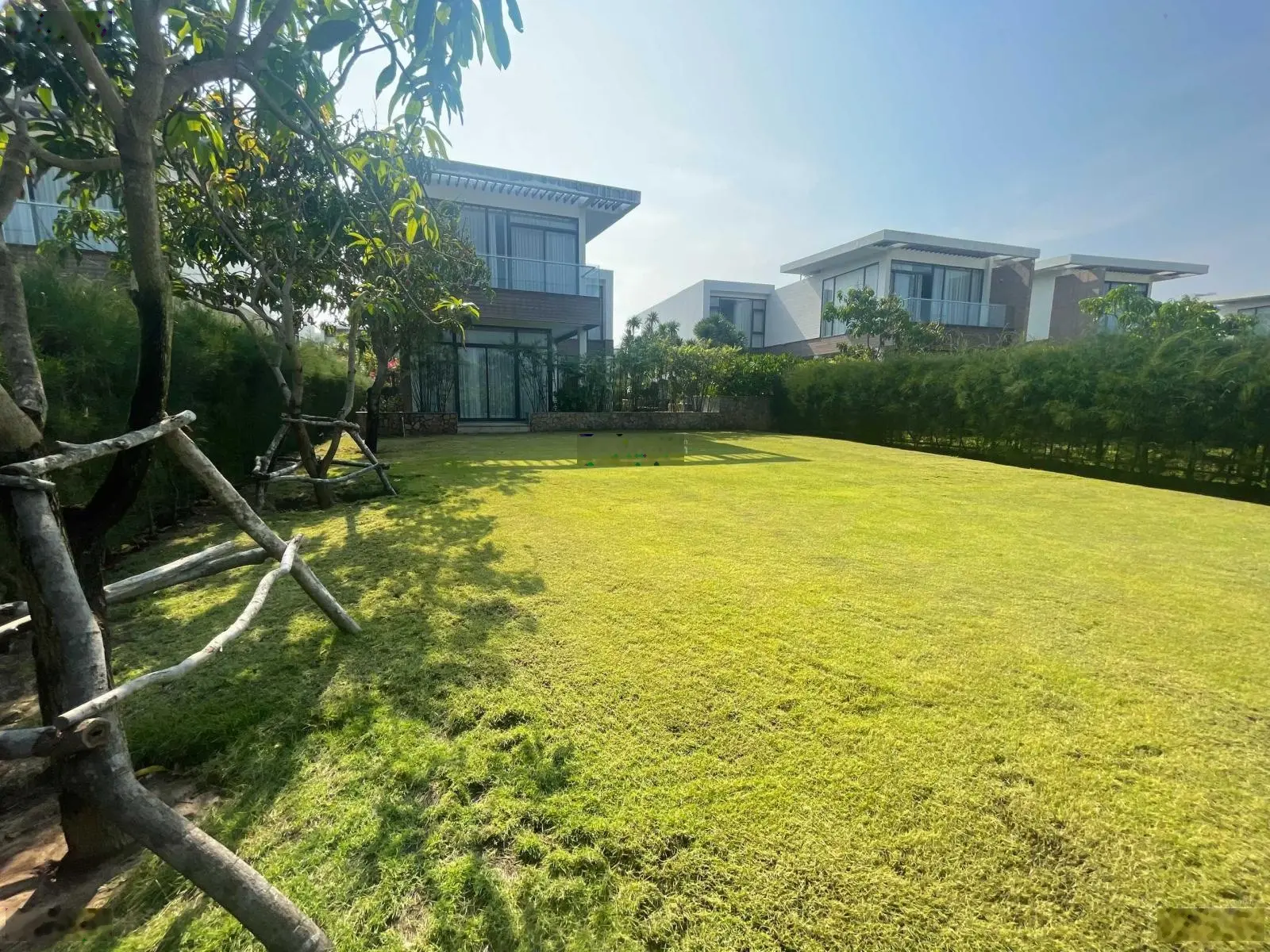Cơ hội sở hữu biệt thự độc nhất nằm cạnh sân golf view biển Bãi Dài DT 374,2m2 sổ hồng lâu dài