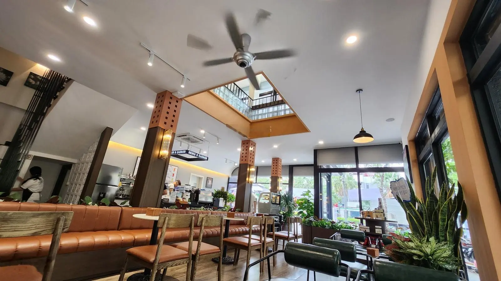Bán gấp nhà mặt phố Lê Trọng Tấn, Hà Đông, lô góc, MT 25m, 200m2, nhỉnh 285tr/m2, ở & kd cafe