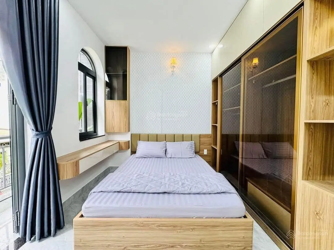 Chủ gửi bán nhanh căn nhà HXH ở Hoàng Diệu Quận 4, dt 65,6m2 giá 3 tỷ 670tr, hđ thuê 24tr/th, SHR