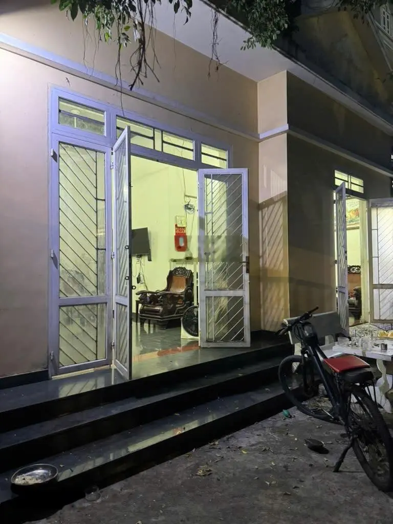 Nhà ngon kiểu biệt thự 135m2 (10x13,5m). Đường nhựa 5m, sân đậu 2 XH. Sổ hồng, không QH. Chỉ 6,6 tỷ