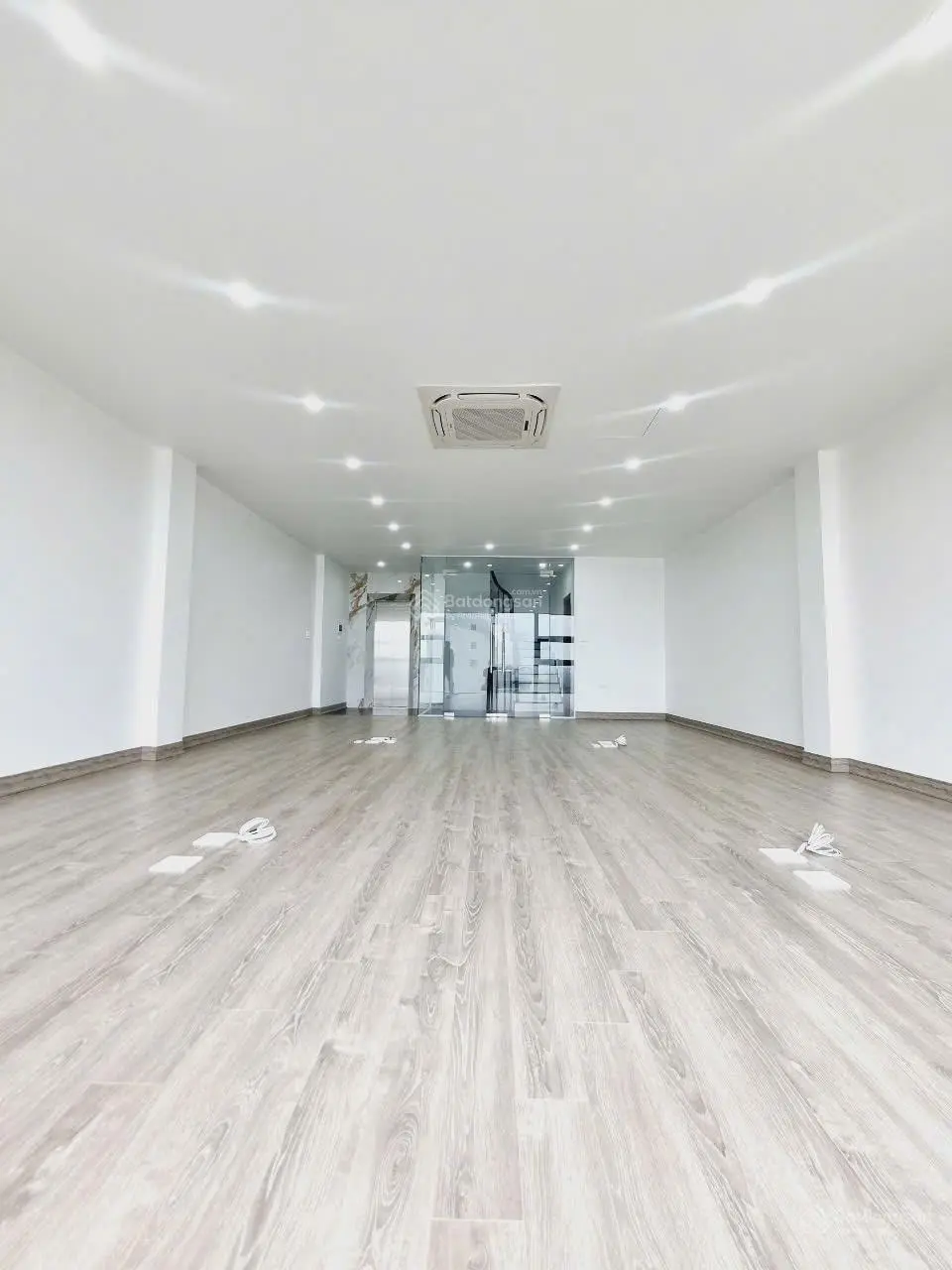 Bán tòa nhà văn phòng 66.6m2 7 tầng thang máy mặt đường Trịnh Văn Bô vị trí đắc địa giá tốt