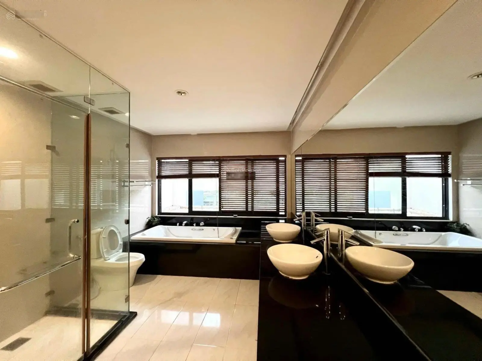 Bán Villa 3 tầng gần bãi tắm Mỹ Khê, sát cầu sông Hàn 200m2