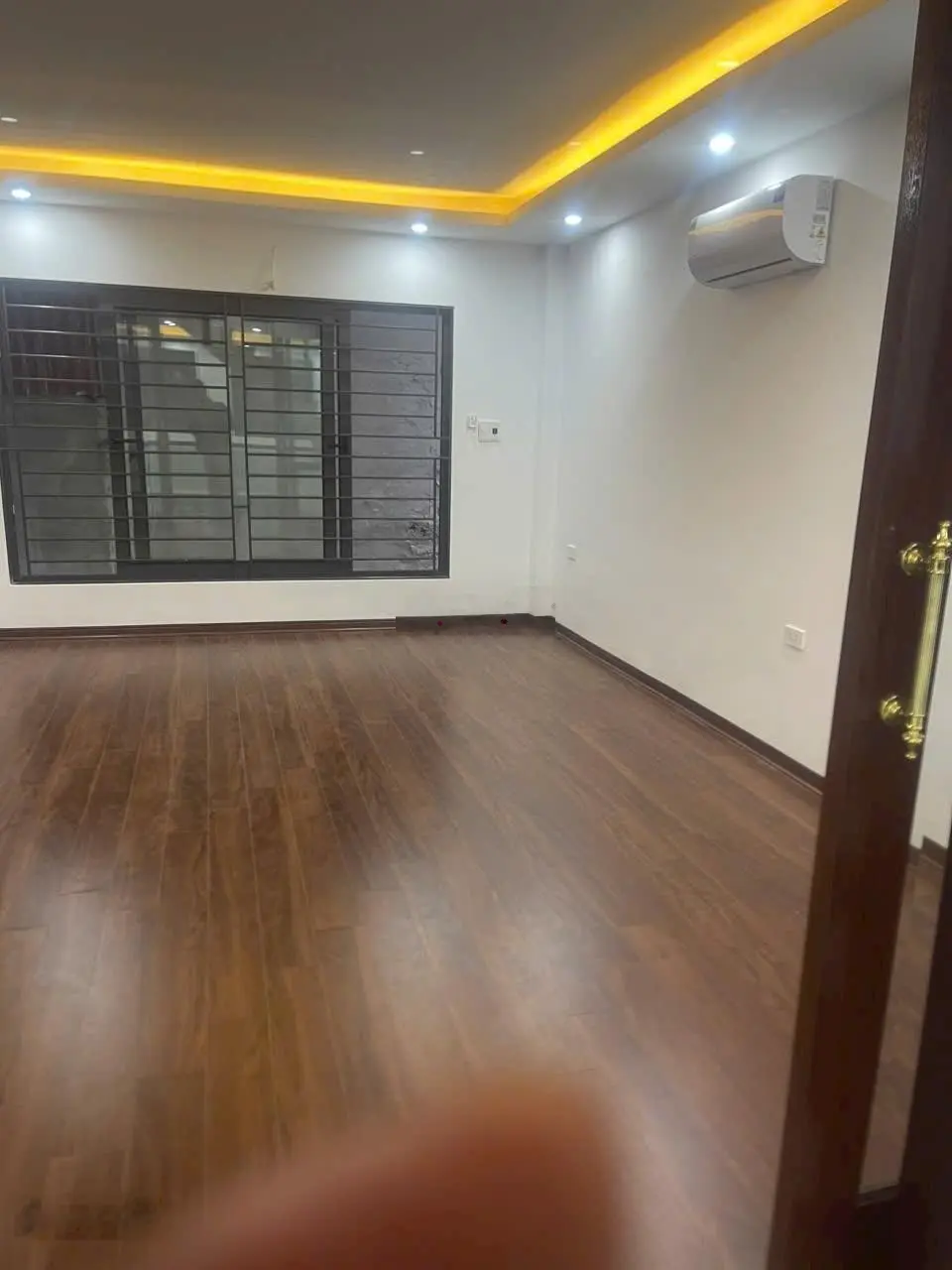 Nhà Cực Đẹp - Ngay Hồ LINH ĐÀM - Trường các cấp , chợ và UBND Cách 200m - bến xe nc Ngầm cách 500m