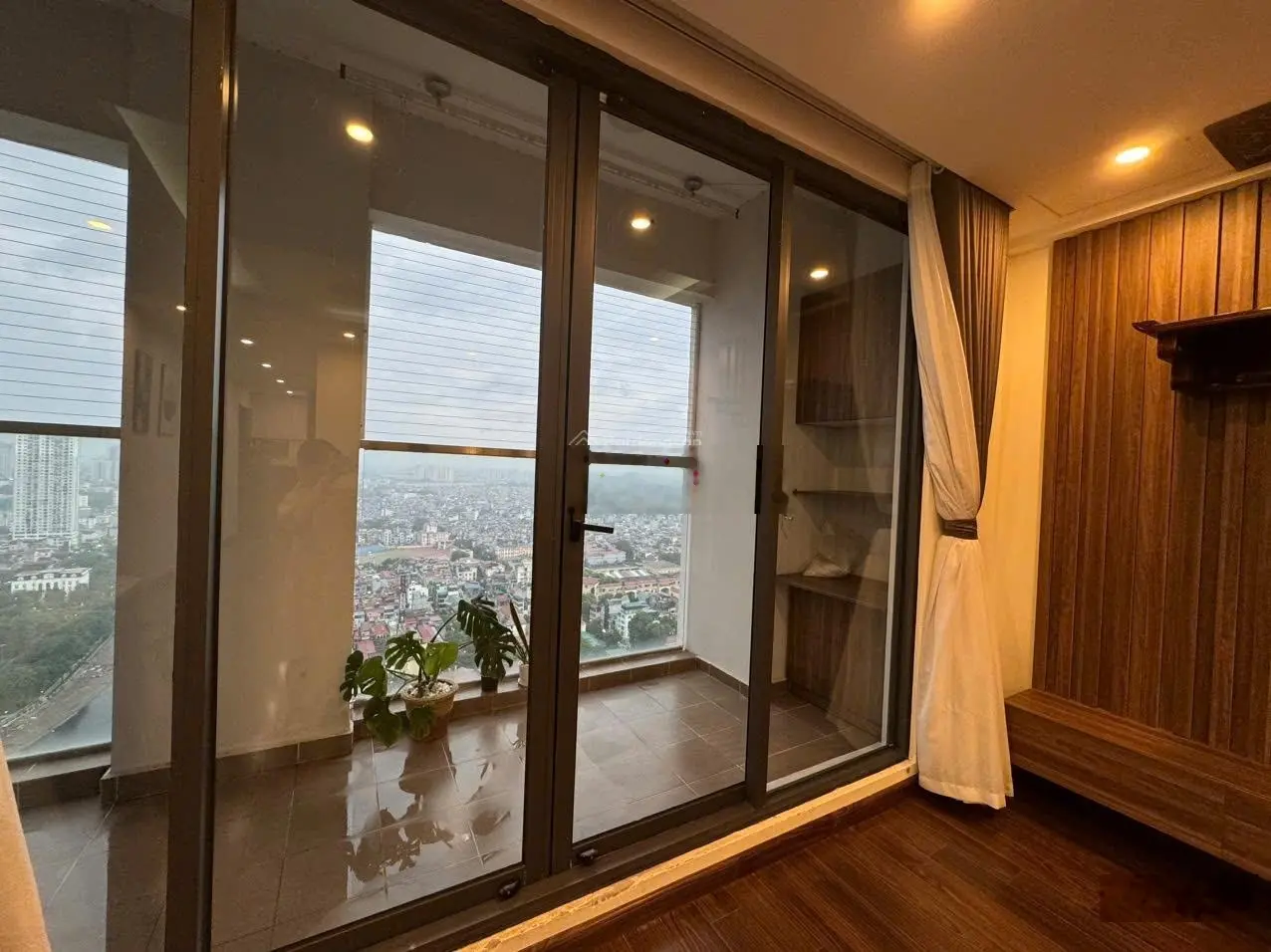 Cần bán gấp căn hộ 2 phòng ngủ tầng trung, ban công hướng thoáng mát. Nhấc máy gọi em : 0343 191 ***