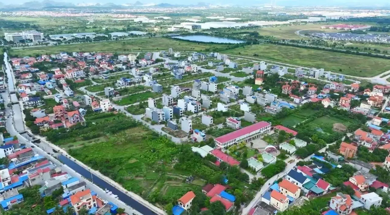 7,2 tỷ không bán bây giờ bán 5 tỷ 150 một lô 120m2 (lô áp góc lại còn xẻ khe) Đô thị Bắc Sông Cấm