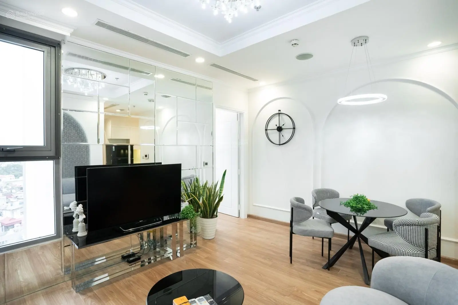 Giá tốt, em có căn 1 phòng ngủ, DT 53m2 Times city Hai Bà Trưng, giá 3.650 tỷ. Lh 0979 702 ***
