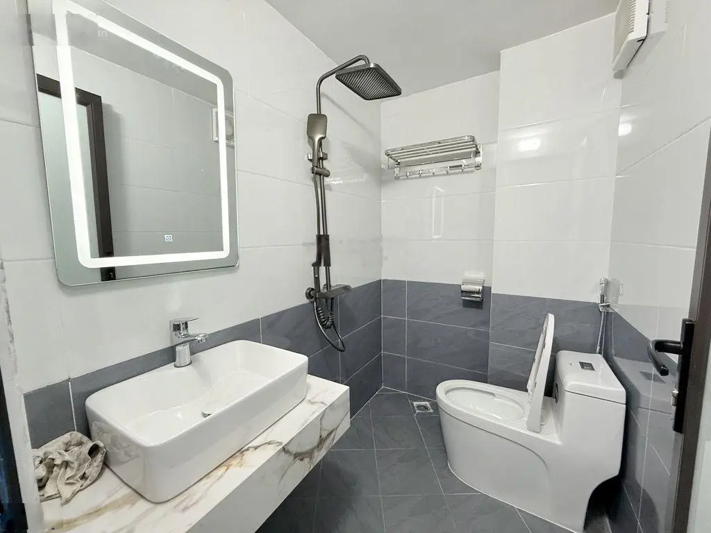 Nhà thang máy, DT 65 m2, nội thất hiện đại, sân vườn, giá chỉ 11 tỷ