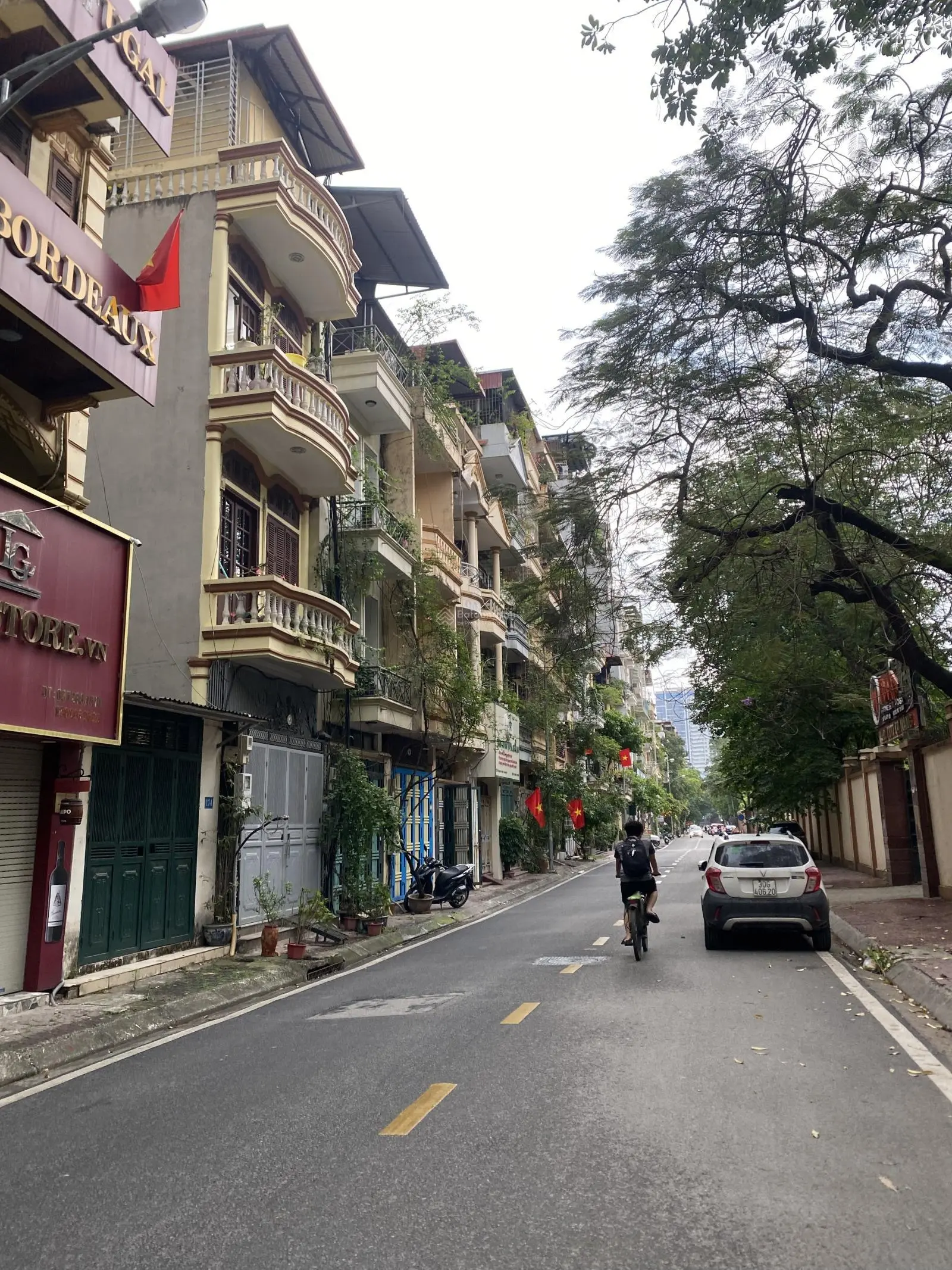 Bán nhà mặt phố HOÀNG SÂM - CẦU GIẤY - 60m2 - vỉa hè ô tô tránh - Kinh doanh đỉnh