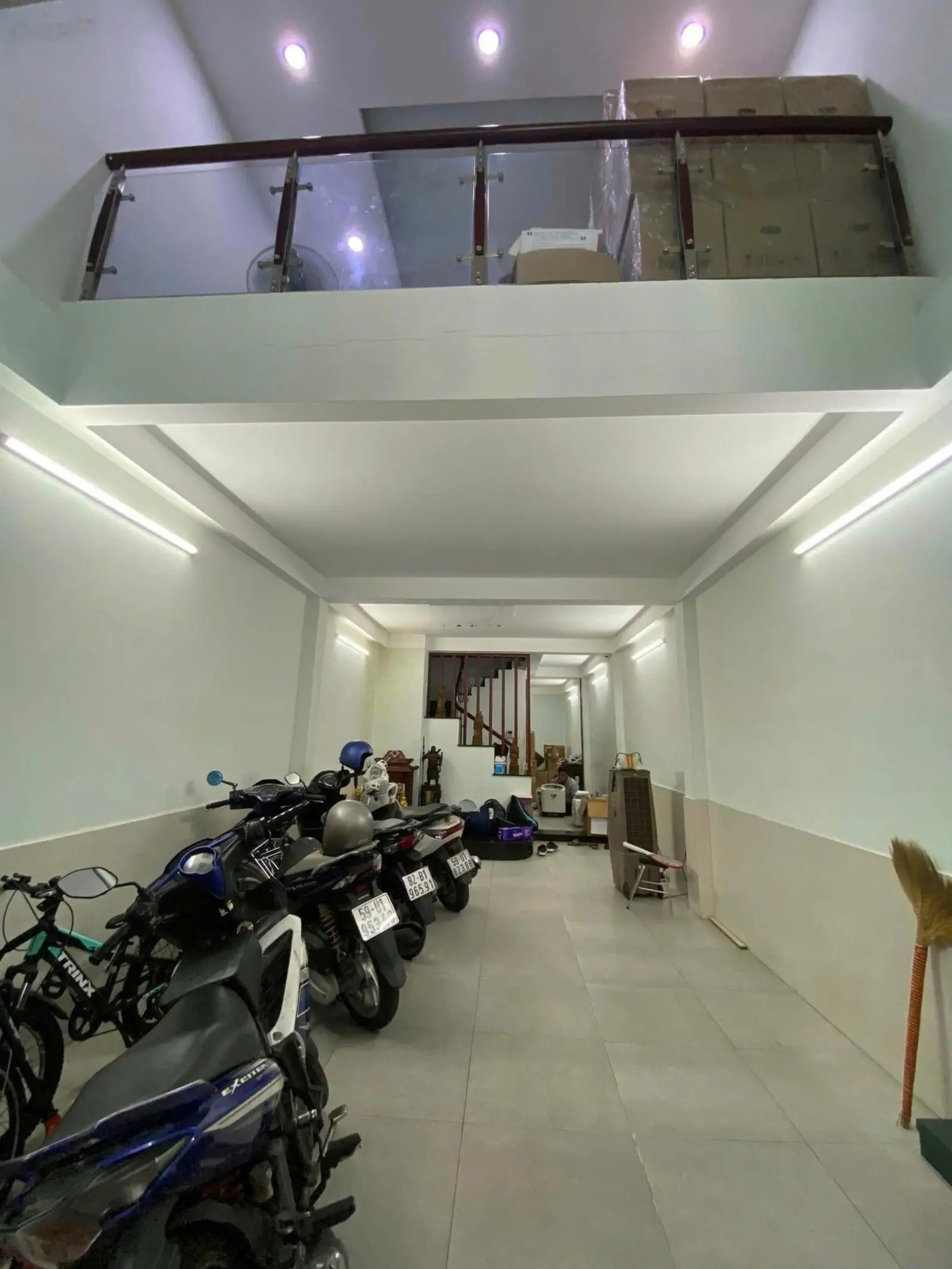 Bán nhà mặt phố Hồ Bá Kiện, 8,6 tỷ, 26m2, view đẹp, pháp lý đầy đủ