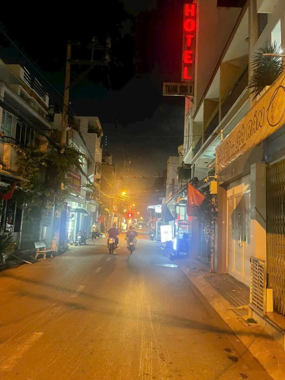 Bán gấp nhà đường 10m Sơn Kỳ, tiện kinh doanh buôn bán 67m2 đất, đúc 3 Tấm, 5 phòng ngủ, 5 WC