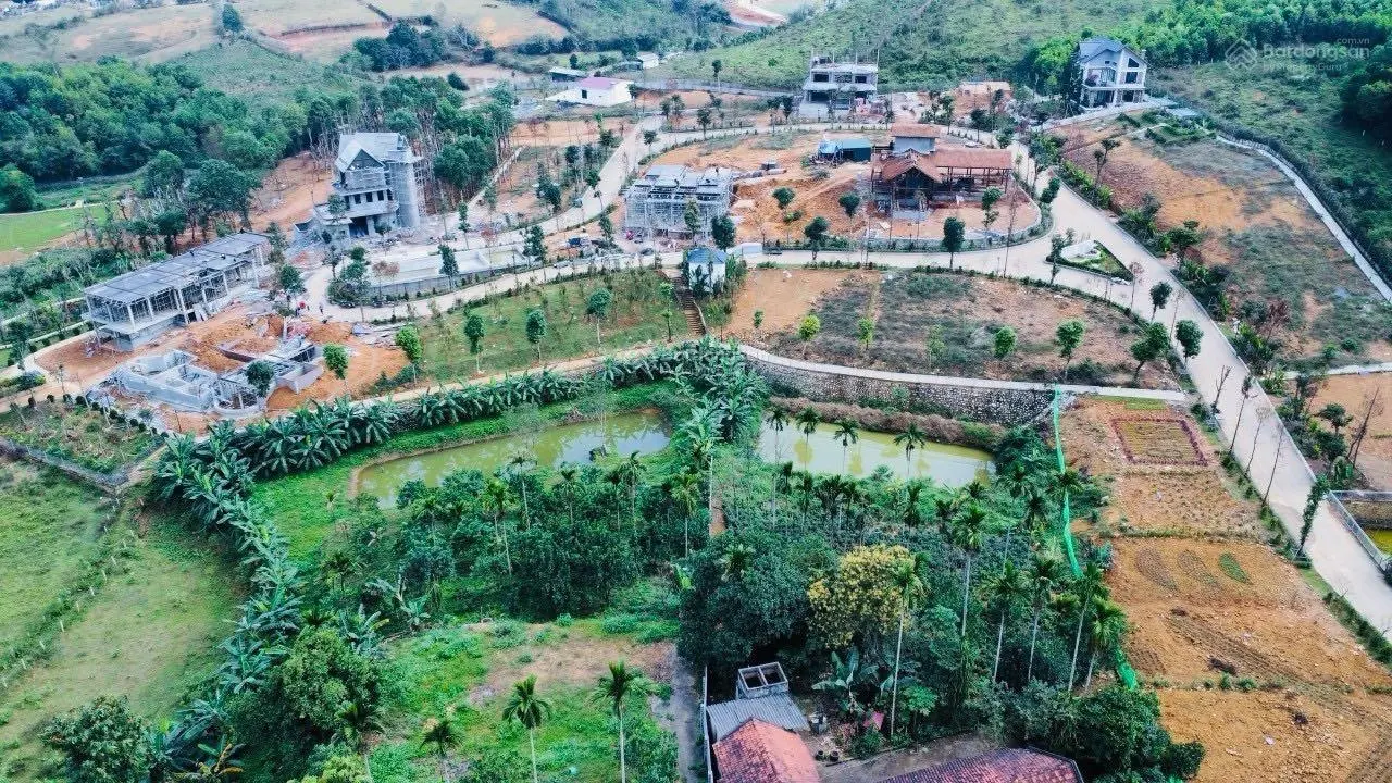 Cần bán 476m2/100m2 thổ cư. Lô góc mặt tiền 13m. Vị trí kinh doanh. Mặt trục chính suối ngọc giá rẻ