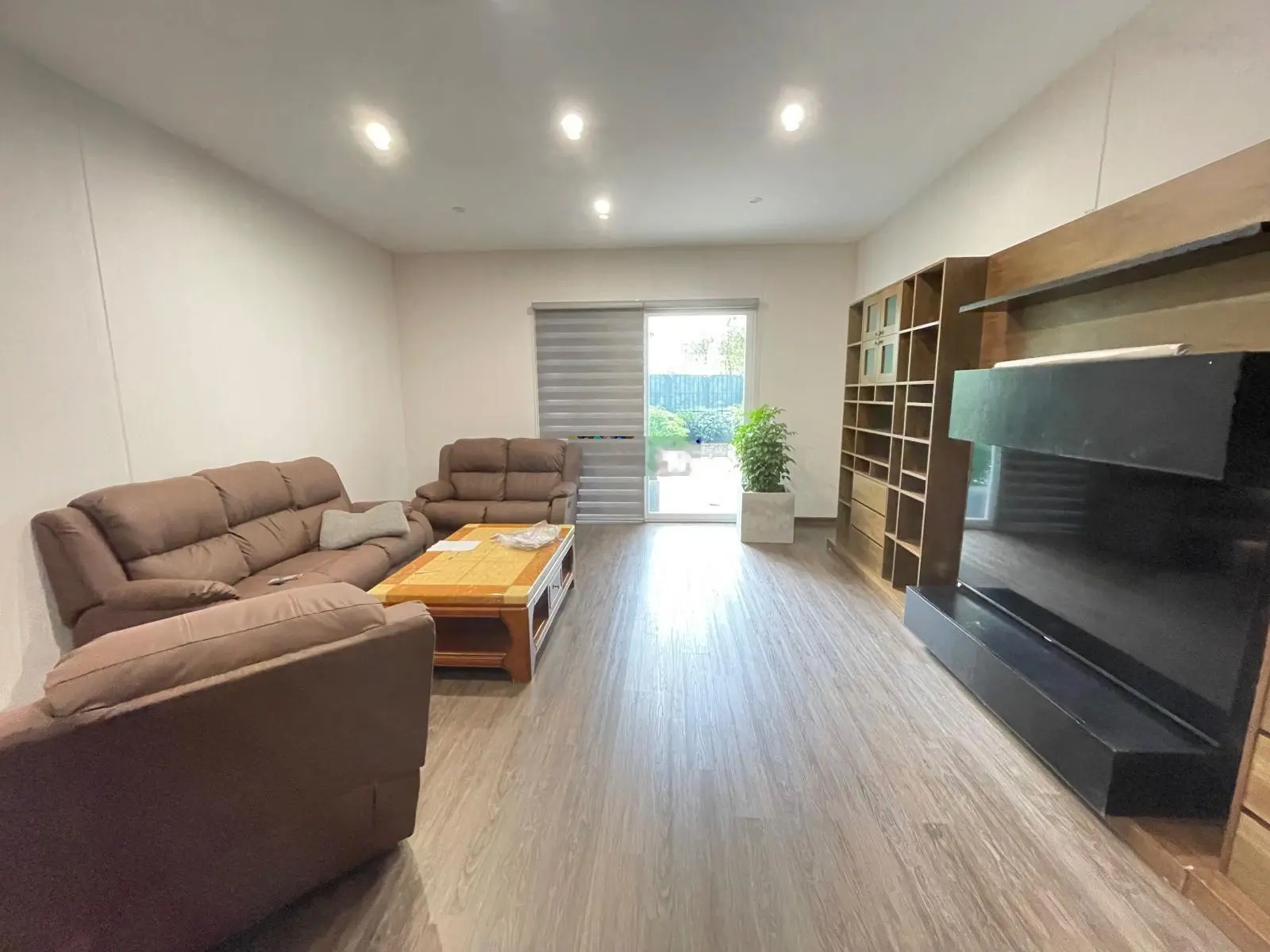 Bán căn nhà 2 tầng diện tích 104m2, sân vườn đẹp, nhìn ra công viên và hồ nhỏ, sát Hồ Tây