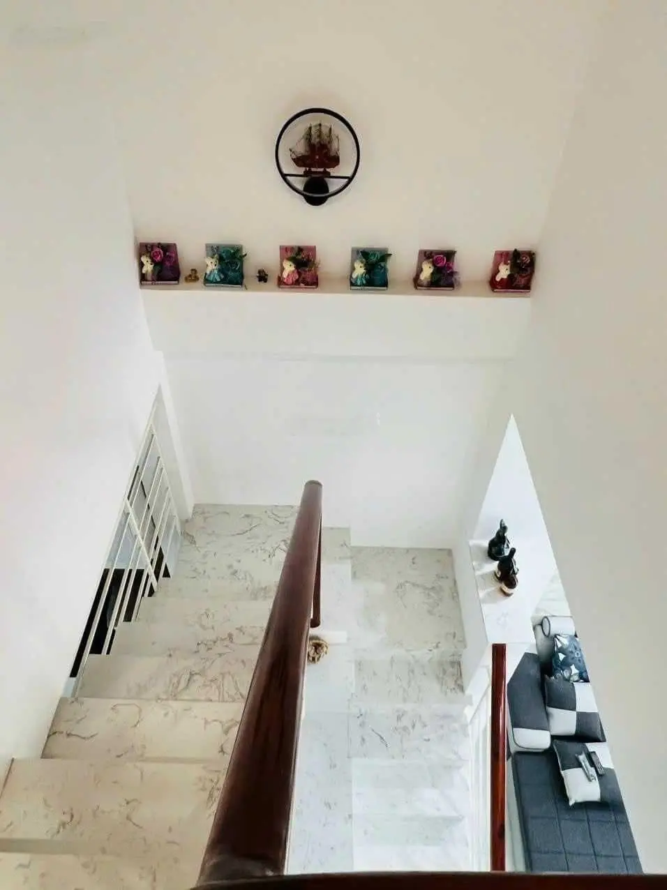 Bán nhà đẹp gía rẻ nhà 1 trệt 1 lầu sổ hồng riêng đúc thật 100% gía rẻ nhất khu tặng nội thất