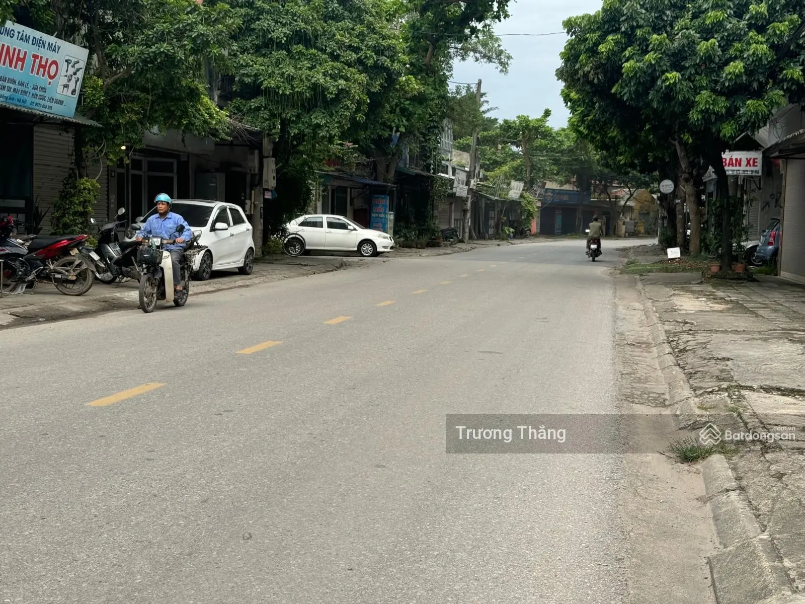 Mặt phố đường rộng vỉa hè thênh thang kinh doanh sầm uất - mặt đường sau oto tránh - nhà 3 tầng cũ