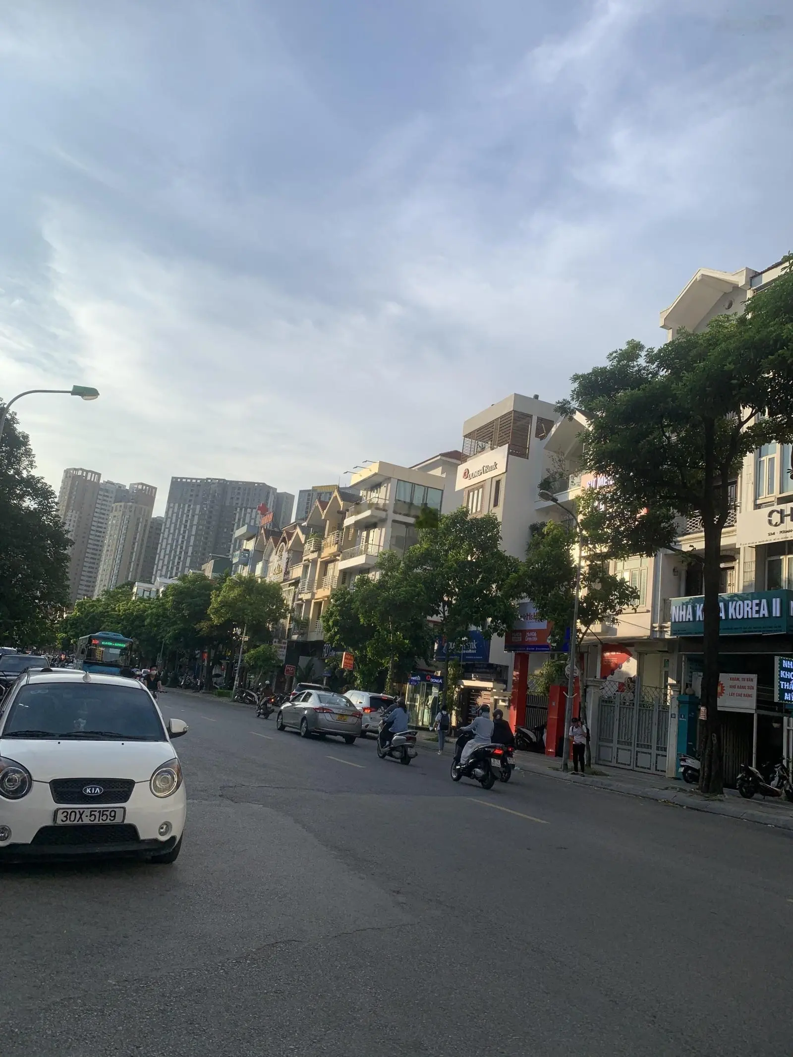 Bán gấp nhà phố Nguyễn Trãi -KD sầm uất,lô góc 3 mặt thoáng.80m2 3 tầng - MT: 6.6m. Giá 22 tỷ 500.
