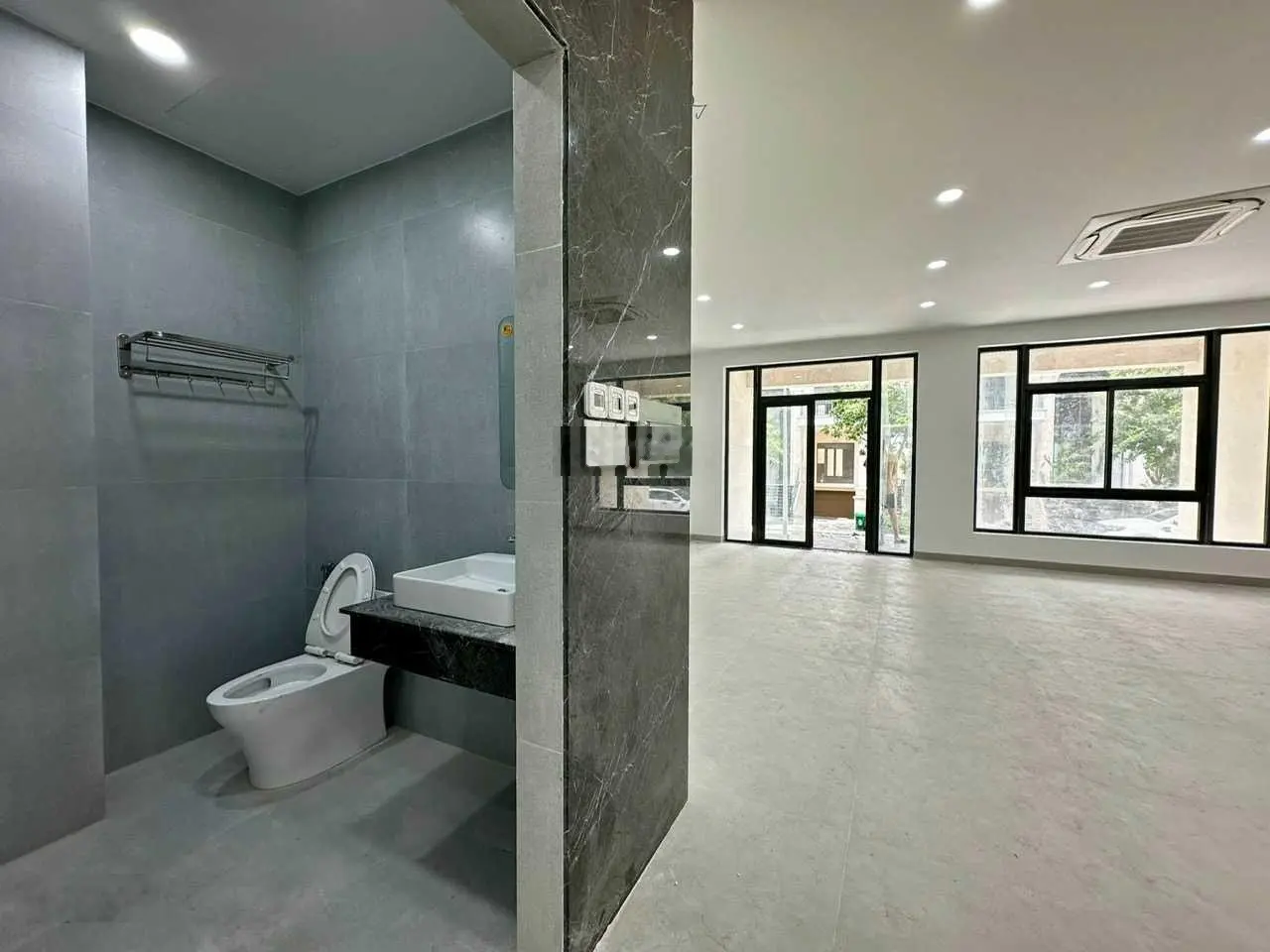 Bán nhà mặt tiền đường Nguyễn Thị Nhung. Trục đường chính KĐT Vạn Phúc City