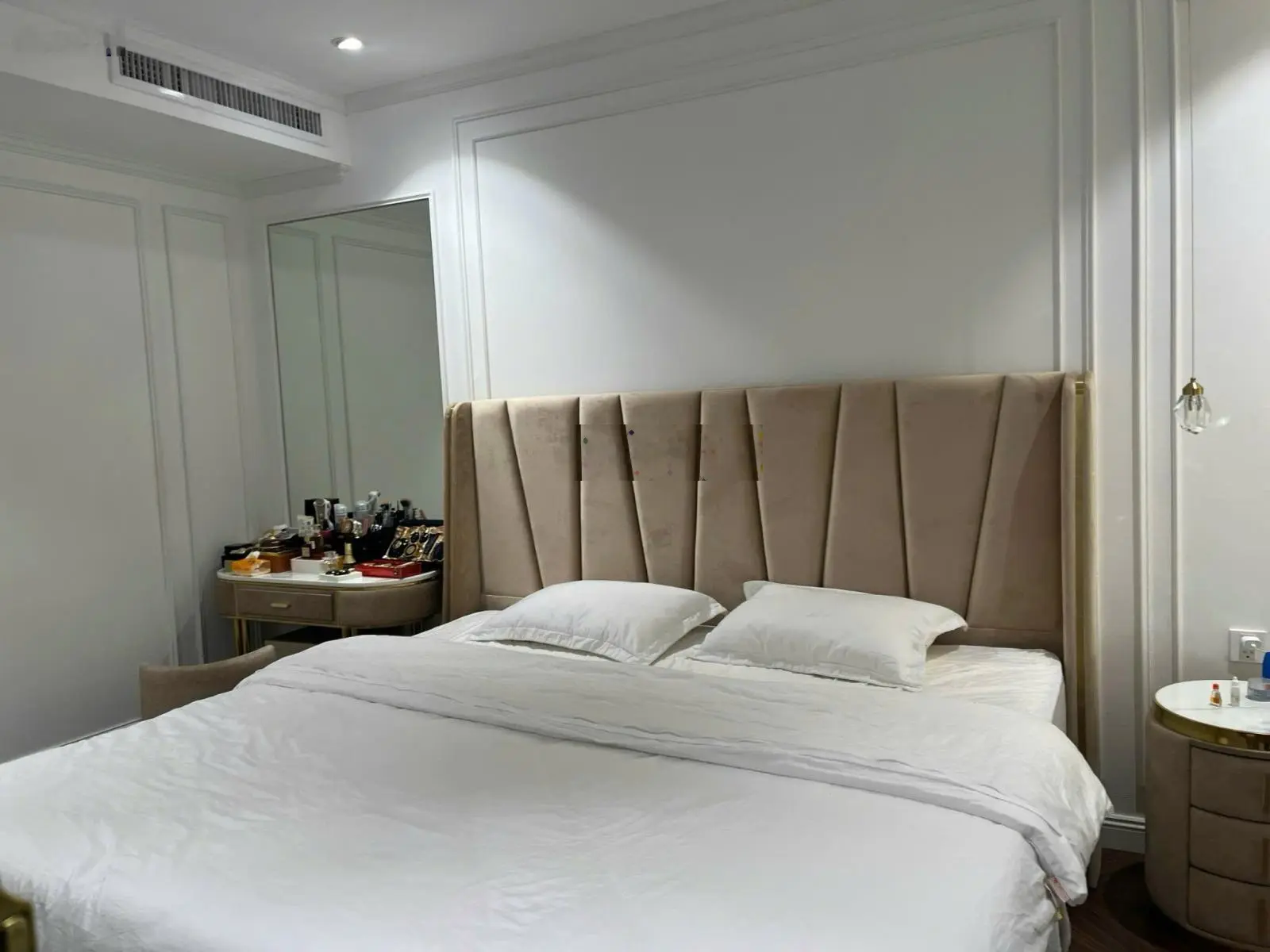 Duy nhất căn 1PN siêu vip nội thất Tân cổ điển tầng cao hướng Nam thoáng mát. Giá tốt LH 0979 220 ***
