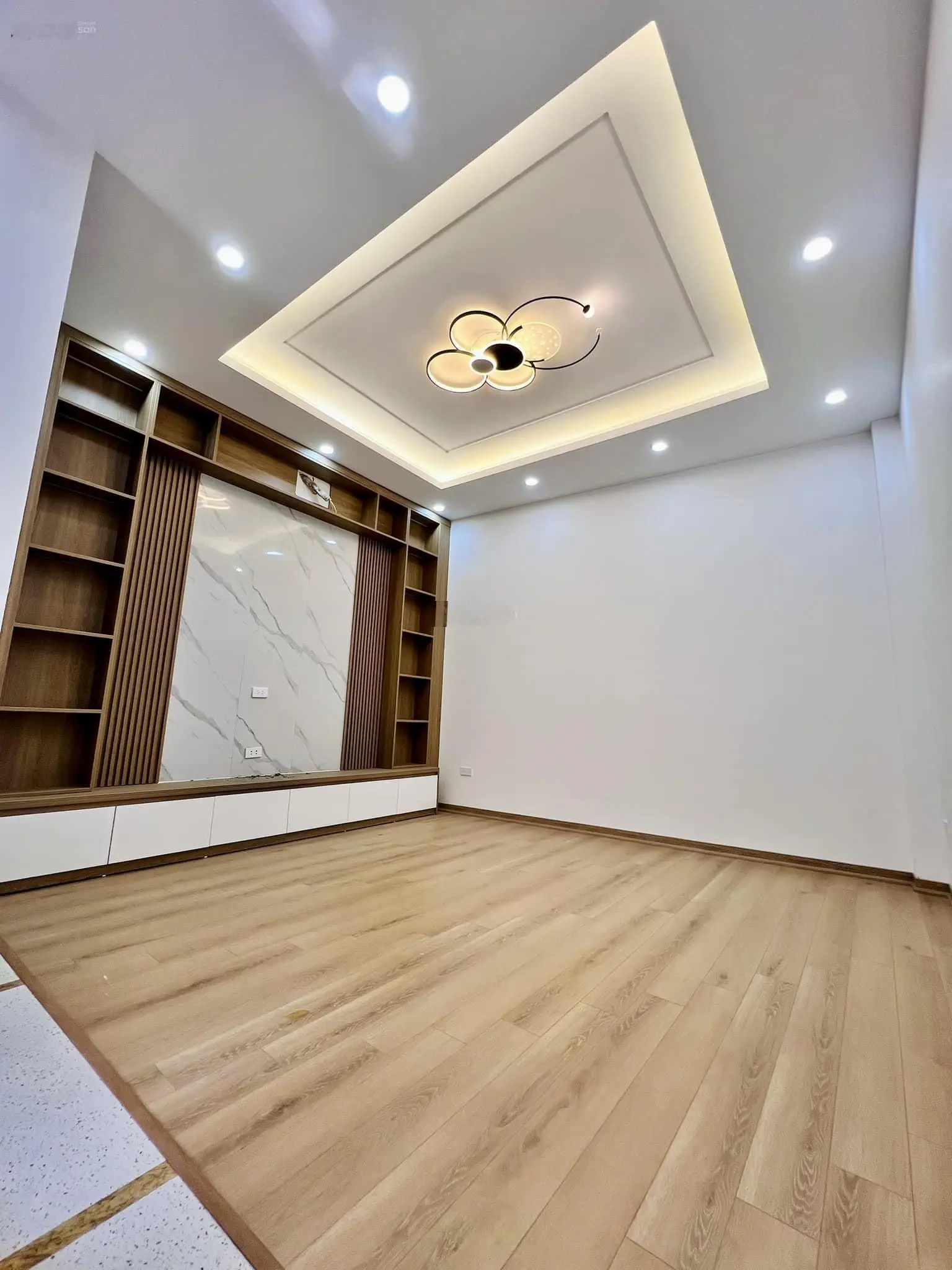 Bán nhà 5 tầng Ngô Quyền Hà Đông nhà mới, ô tô đỗ cổng, giá chỉ 7.99 tỷ