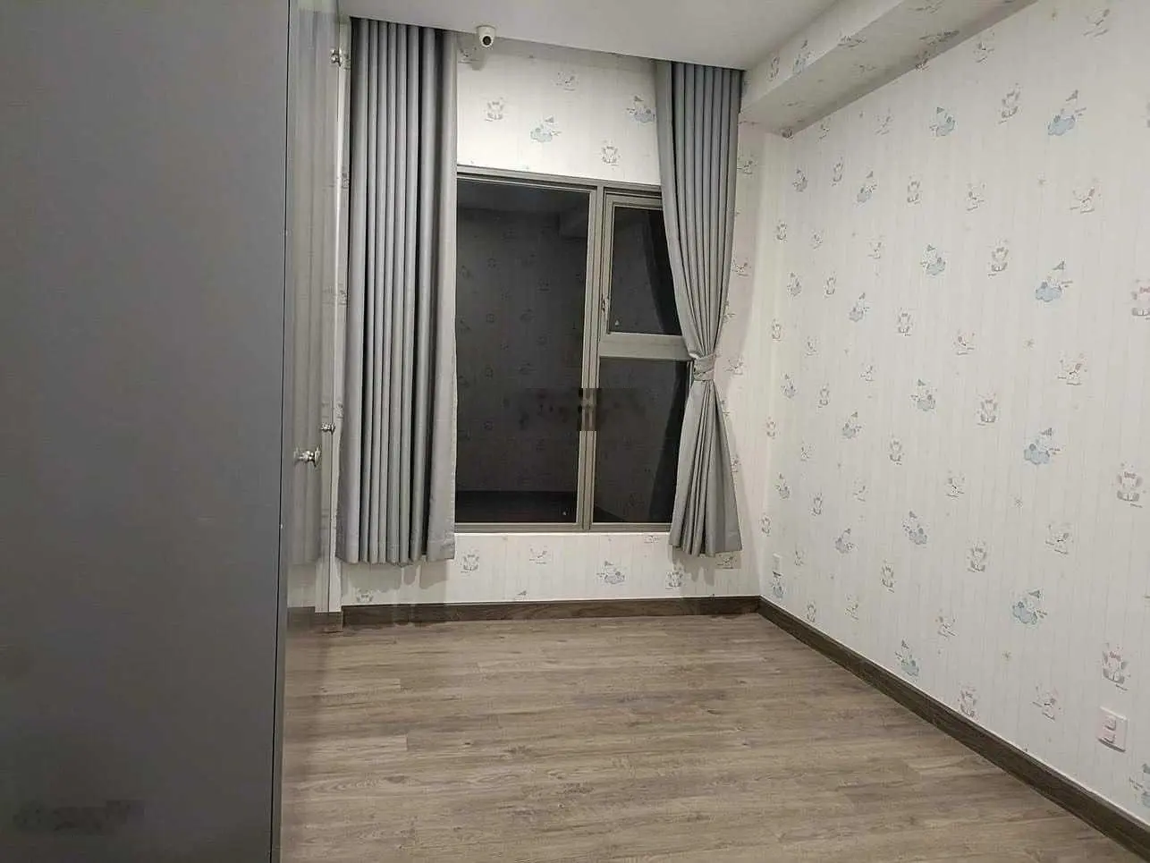 Nhà bán mới xây hẻm thẳng gần hẻm xe hơi đậu đường CMT8, P13, DT 5mx8m. Giá 5.5 tỷ. Nhà 4 tầng