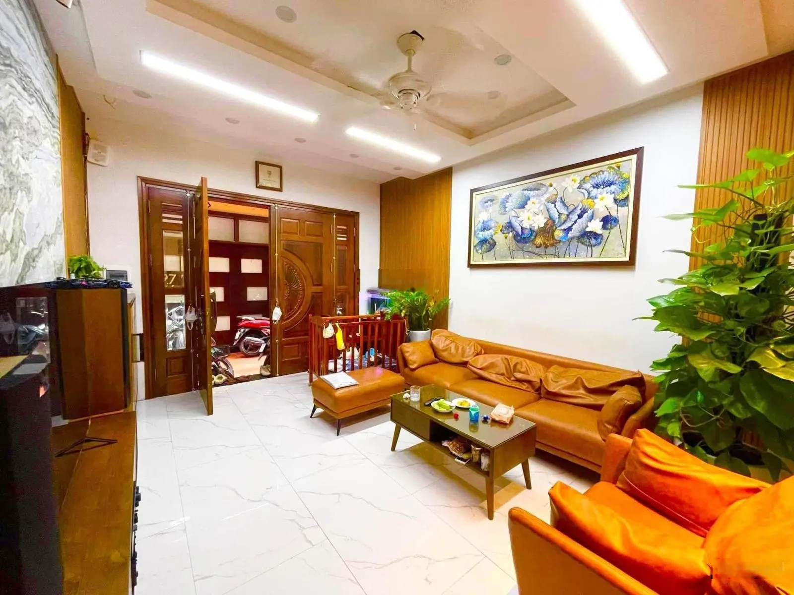 Bán nhà Hoàng Hoa Thám DT: 43m2 - 5 tầng giá: 9,35 tỷ. Trung tâm Ba Đình dân trí cao full nội thất