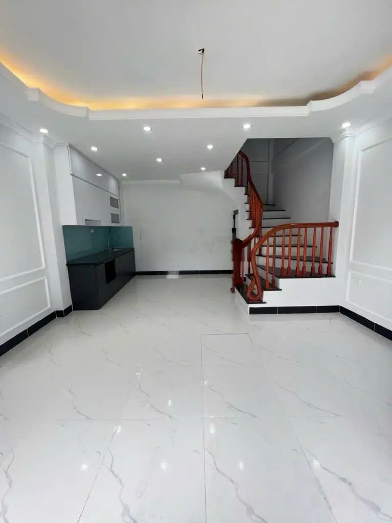 Siêu phẩm - nhà đẹp 3 tầng, đường thông ô tô 7 chỗ đỗ cửa, gần hồ, kcn bắc thăng long.