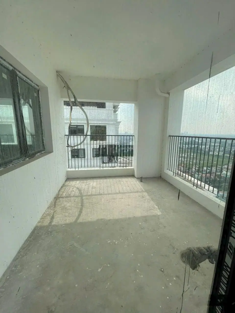 Gia đình tôi không có nhu cầu sử dụng đến cần bán căn DUPLEX thô 4 phòng ngủ. Thỏa thích thiết kế.