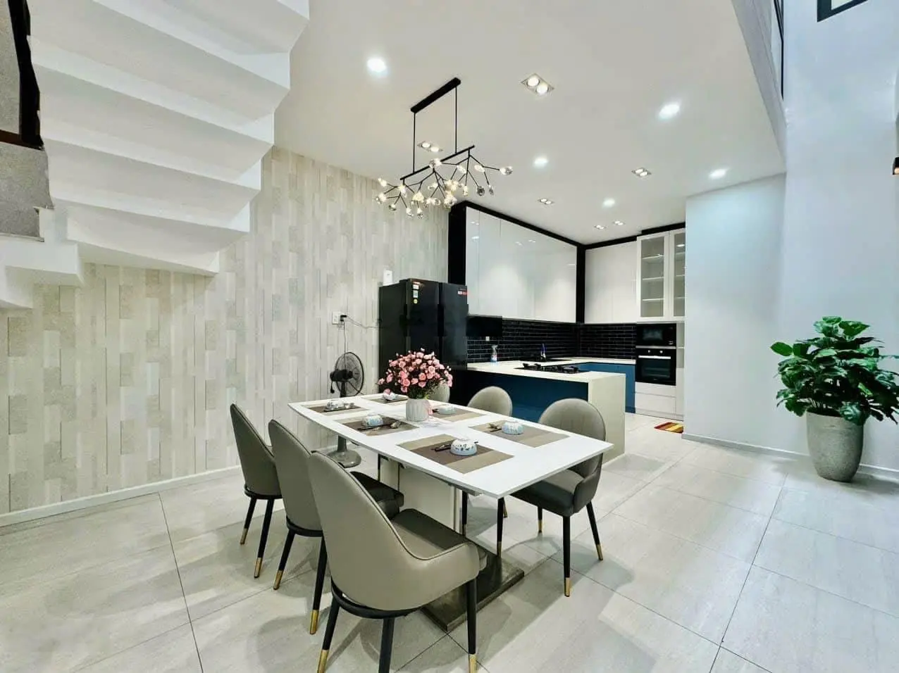 Kẹt tiền bán gấp nhà phía sau Vincom Cộng Hoà, Nguyễn Thái Bình, Tân Bình. Giá 3,45 tỷ. 0906 963 ***