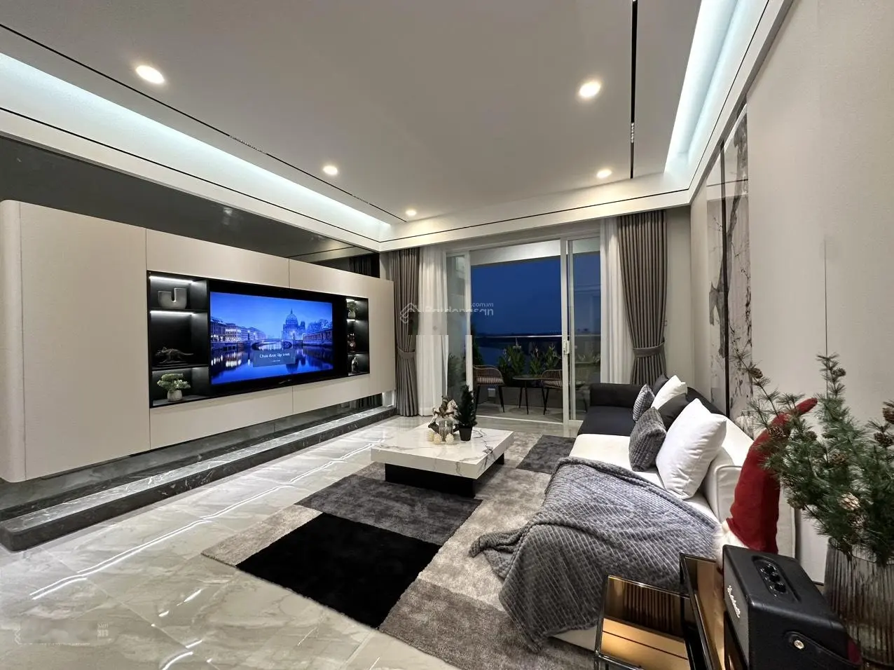 Căn hộ quá đẹp cần bán tại Phú Mỹ Hưng, nhà mới 100%, view sông trực diện, DT 130m2, 3PN, 2WC