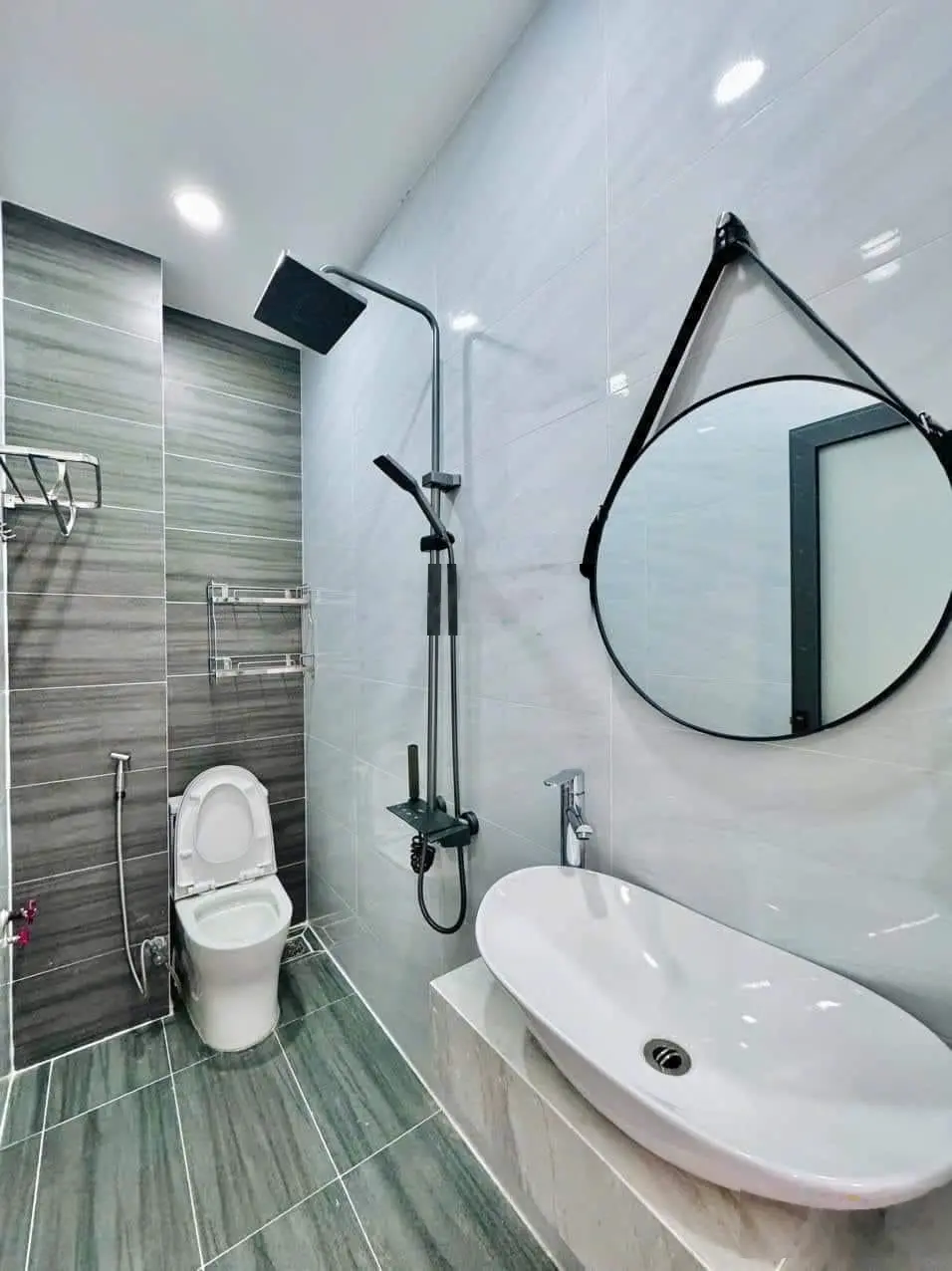 Dọn vào ở ngay nhà Chiêu Anh Các, Phường 5, quận 5 cần bán - Giá:4tỷ880/63m2. 2 tầng có sân thượng