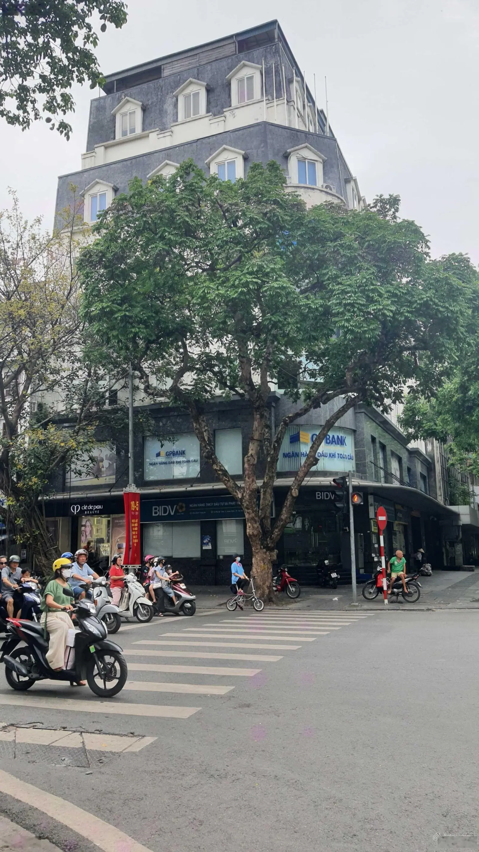 Chuyển nhượng tòa văn phòng đẹp nhất Hoàn Kiếm sát Hồ Gươm gần Hàm Cá Mập