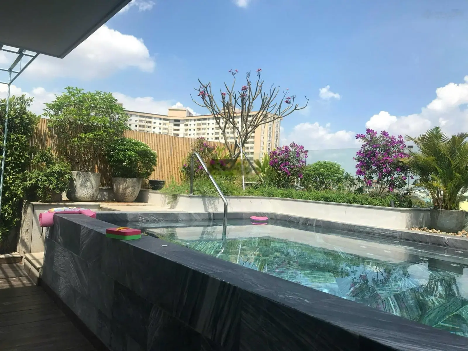 Bán biệt thự góc 2 mặt tiền Lê Văn Sỹ, Q. Phú Nhuận, DT 12x25m, công nhận 210m2, hồ bơi, giá 48 tỷ